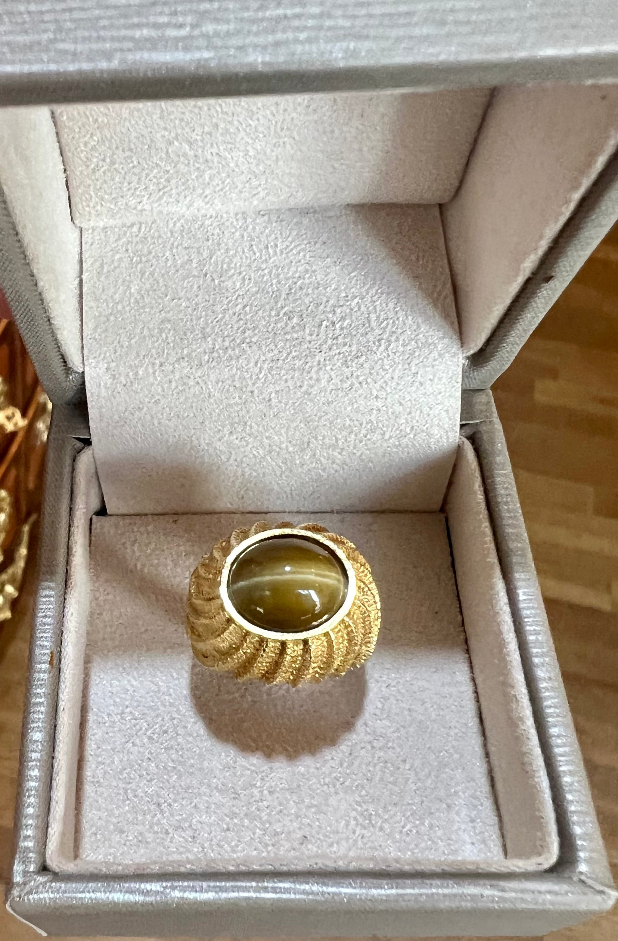 Bague Vintage Godronnée Chrysobéryl Œil de Chat Or Jaune 18 Carats