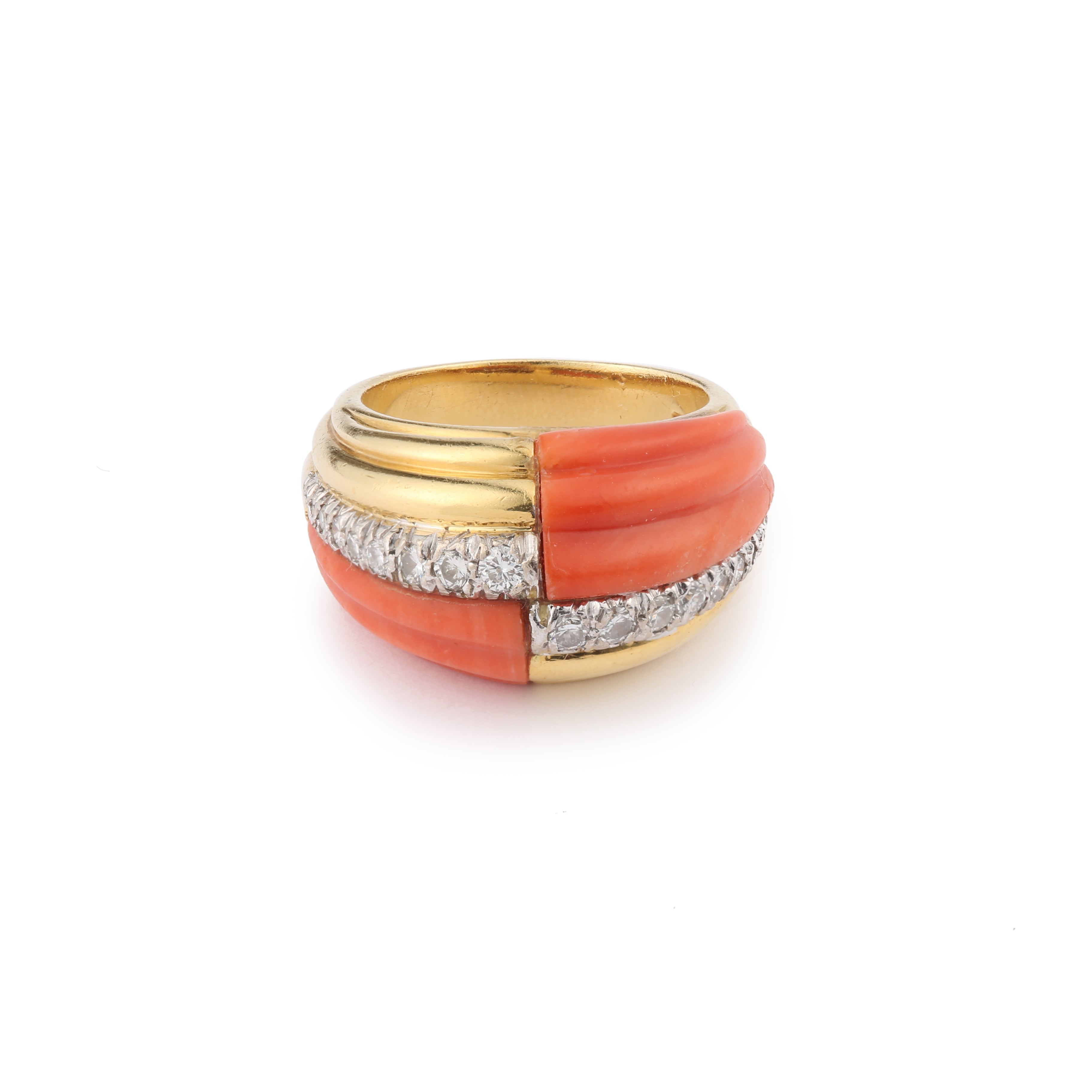 VAN CLEEF & ARPELS Cocktail ring in yellow gold, coral and pearls