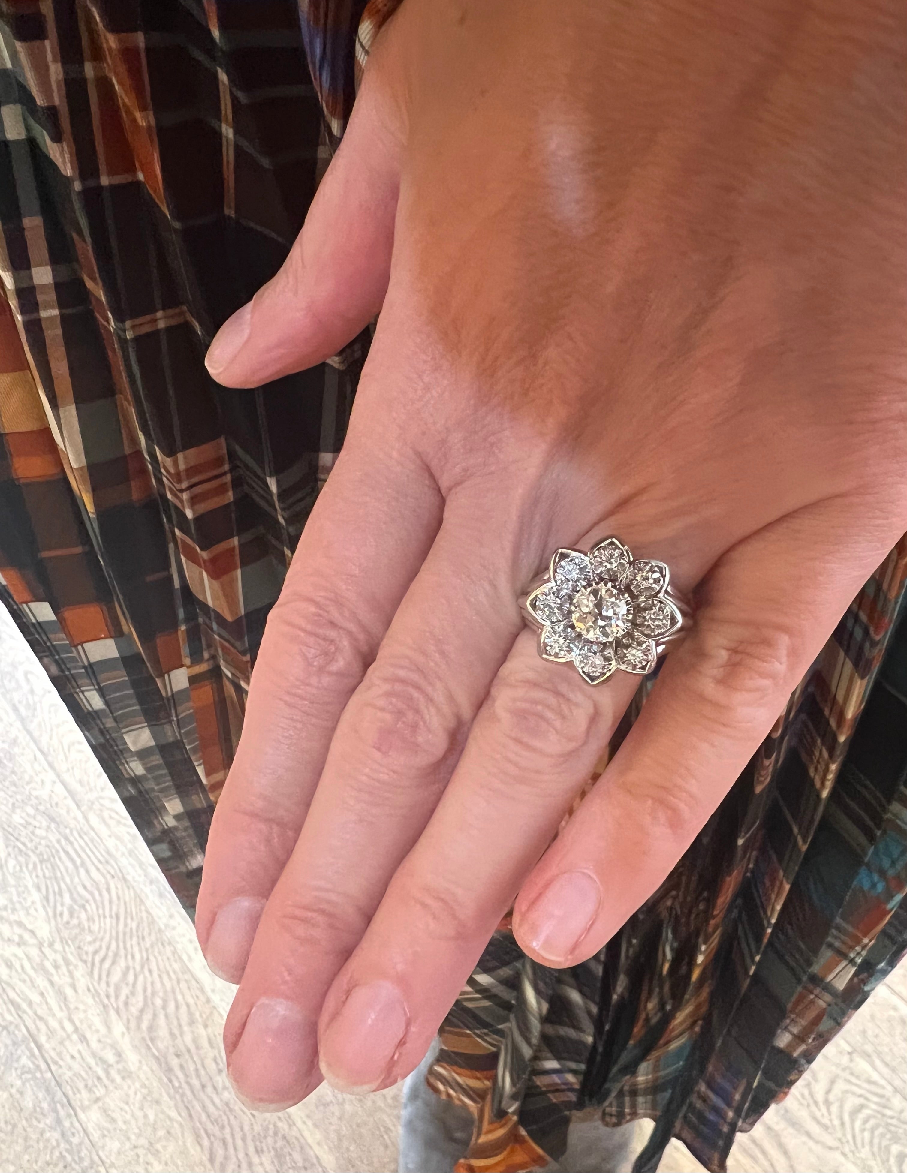 Bague Retro Marguerite Diamants 1.15 Carats Platine Or Gris 18 Carats