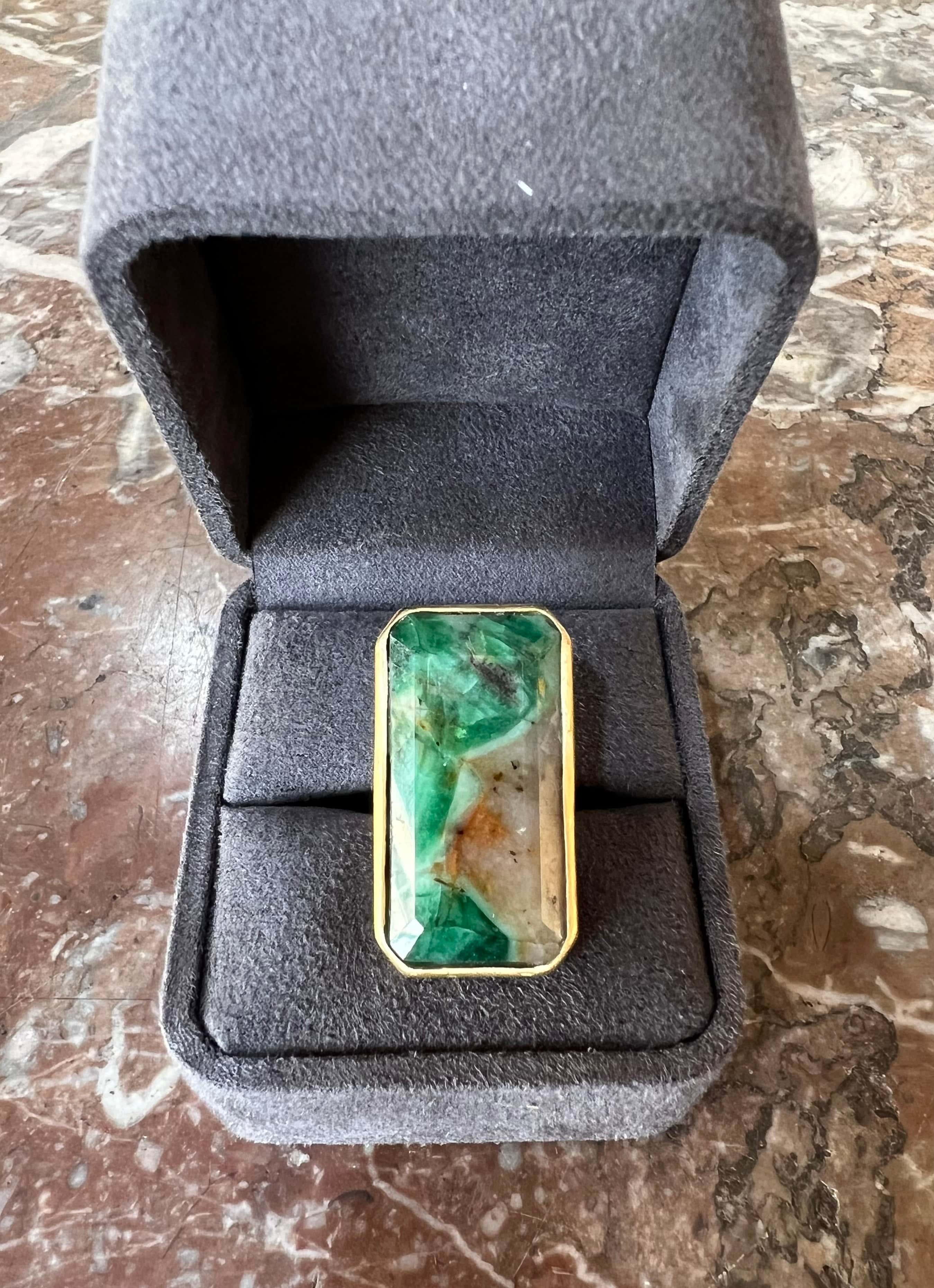 Bague Emeraude quartz rectangulaire Or jaune dépoli 18 Carats
