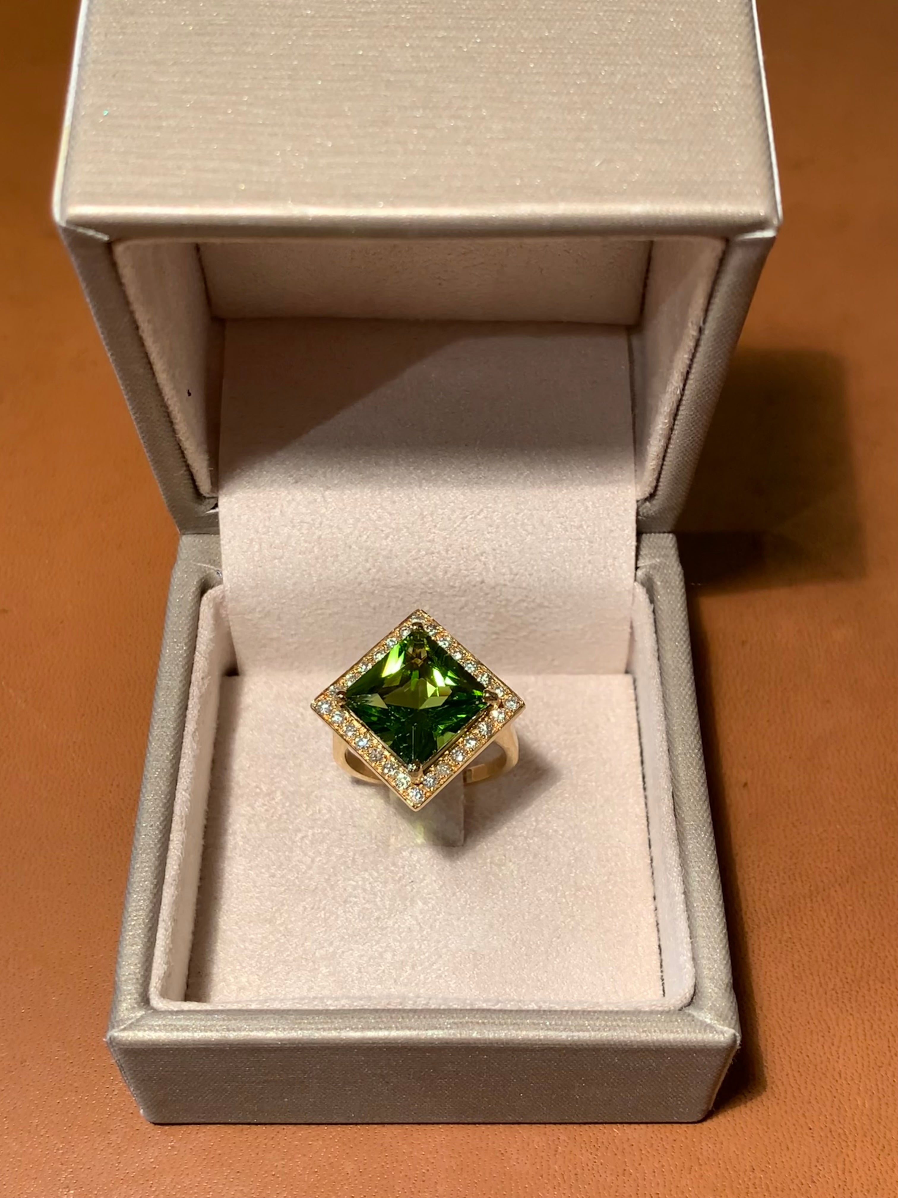 6.13 carats Peridot 0.50 Carats Diamonds 18 Carats Yellow Gold Ring