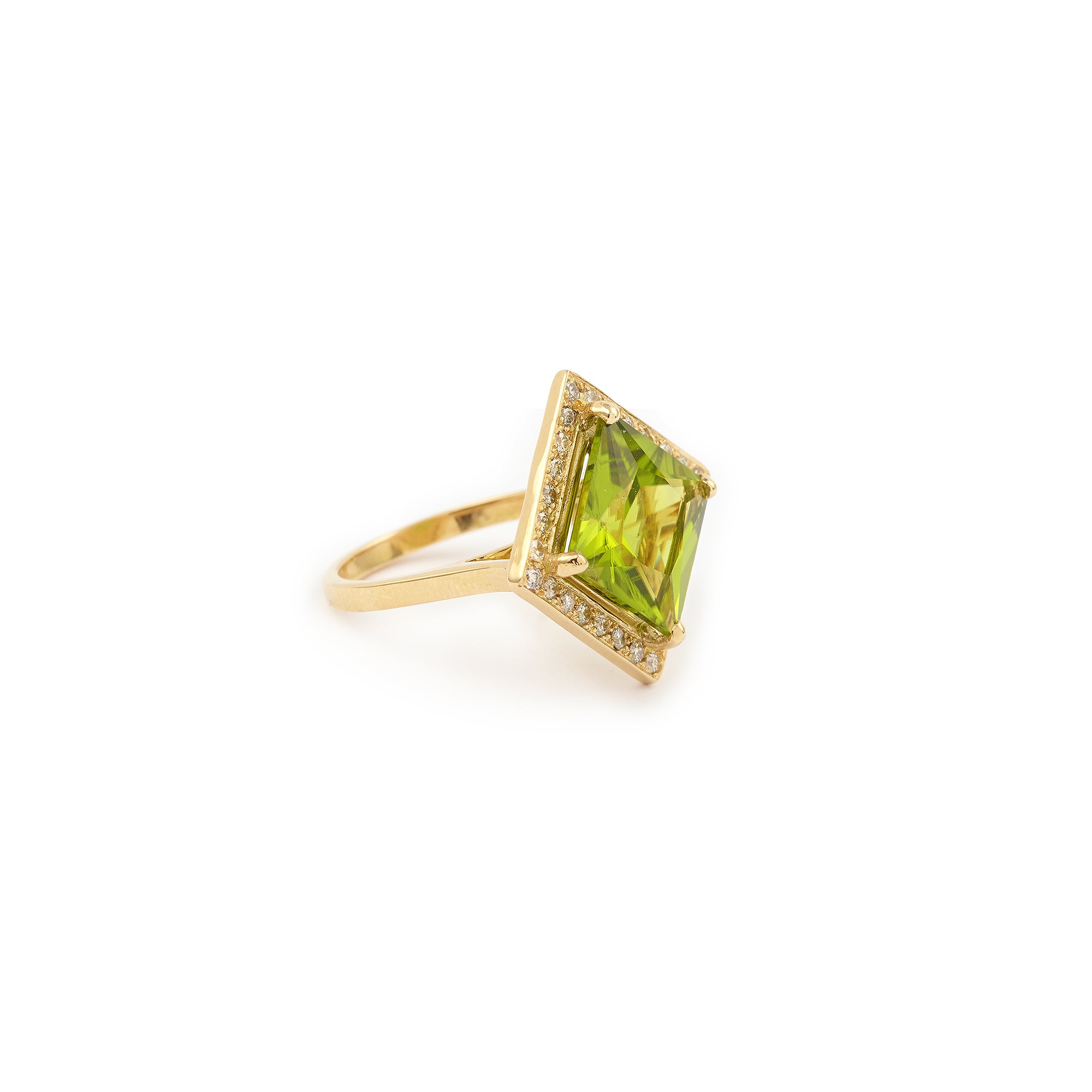 6.13 carats Peridot 0.50 Carats Diamonds 18 Carats Yellow Gold Ring