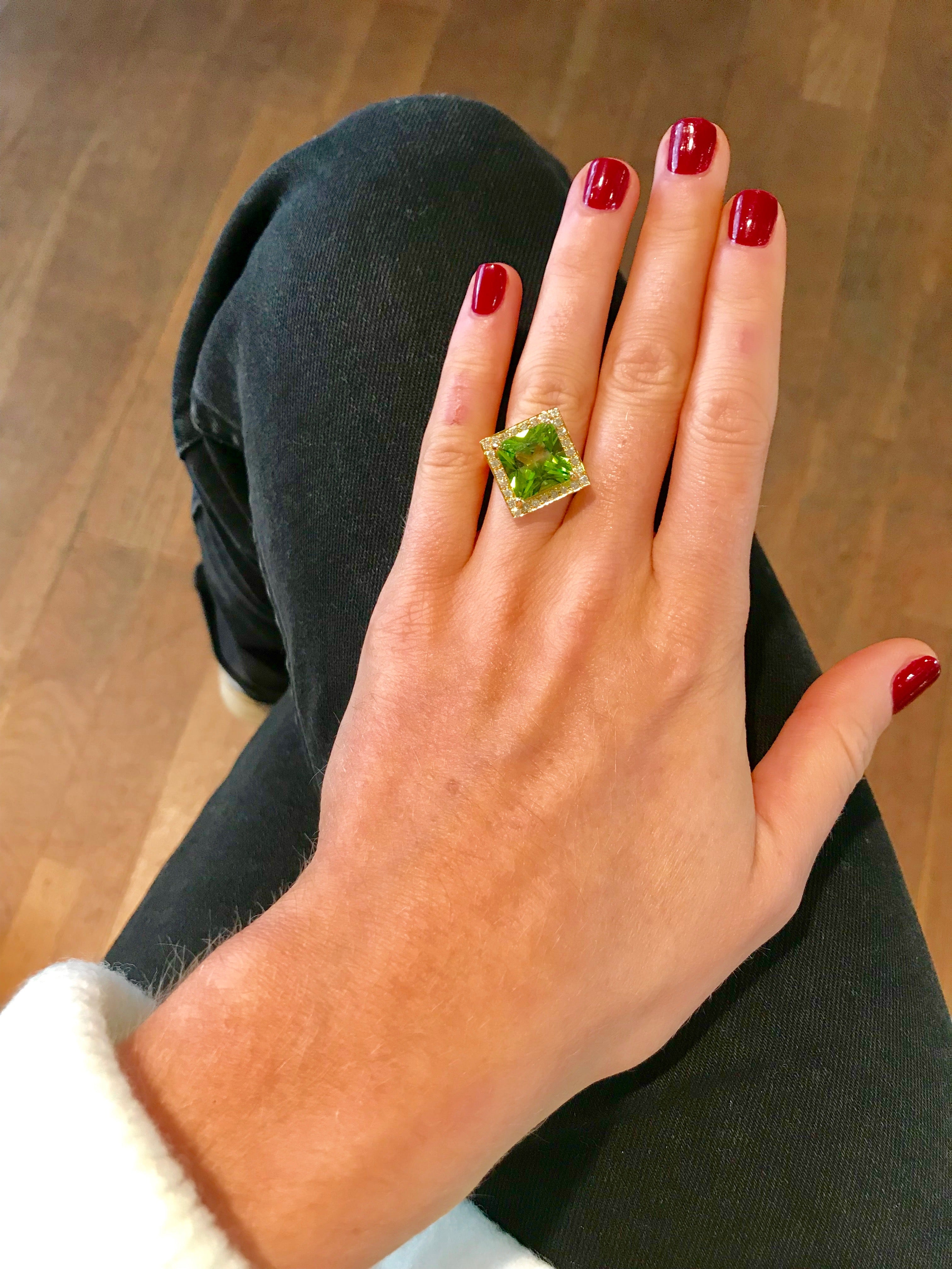 6.13 carats Peridot 0.50 Carats Diamonds 18 Carats Yellow Gold Ring