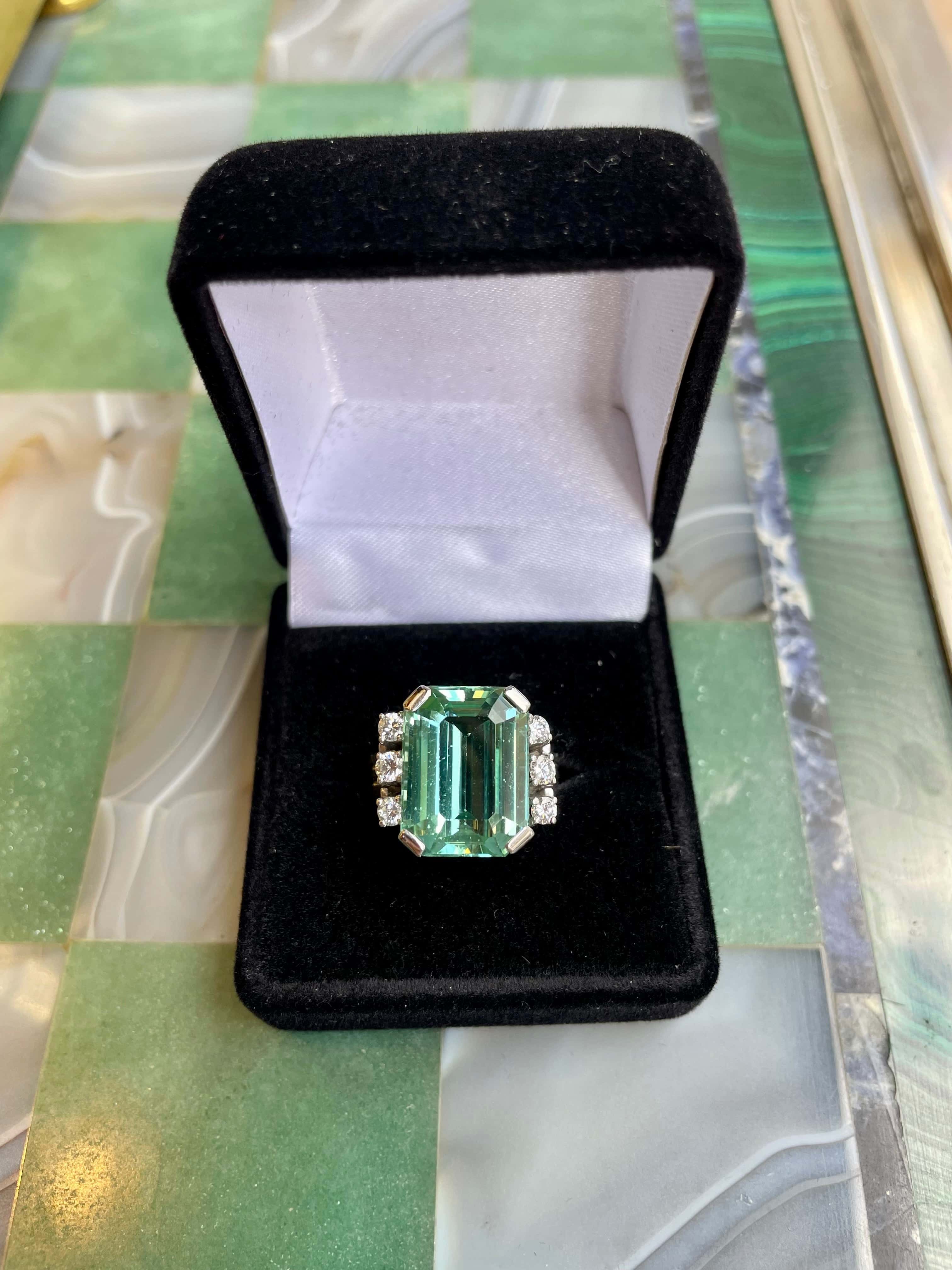 Bague Vintage Tourmaline Verte 9 carats Diamants Or Gris 18 Carats