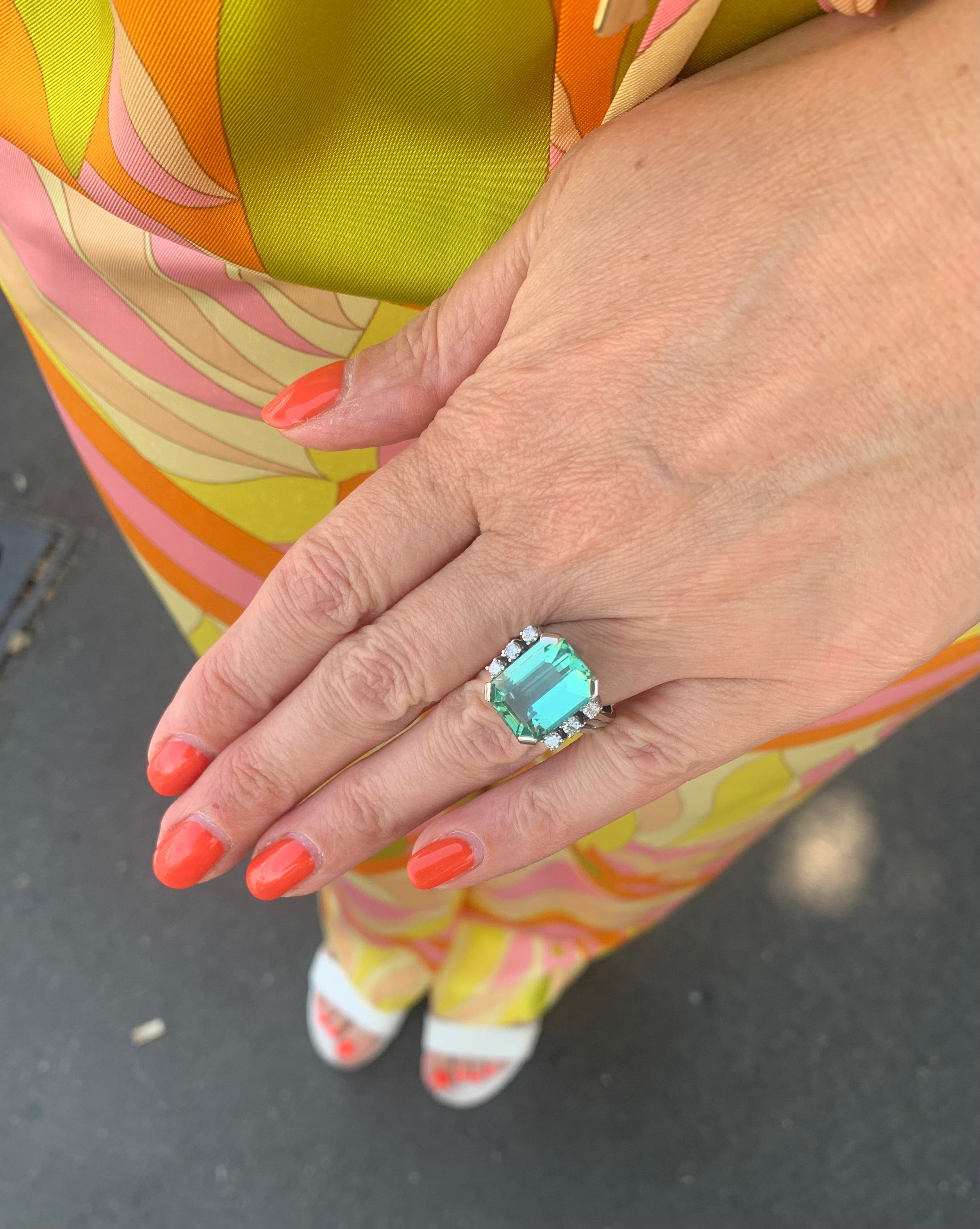 Bague Vintage Tourmaline Verte 9 carats Diamants Or Gris 18 Carats