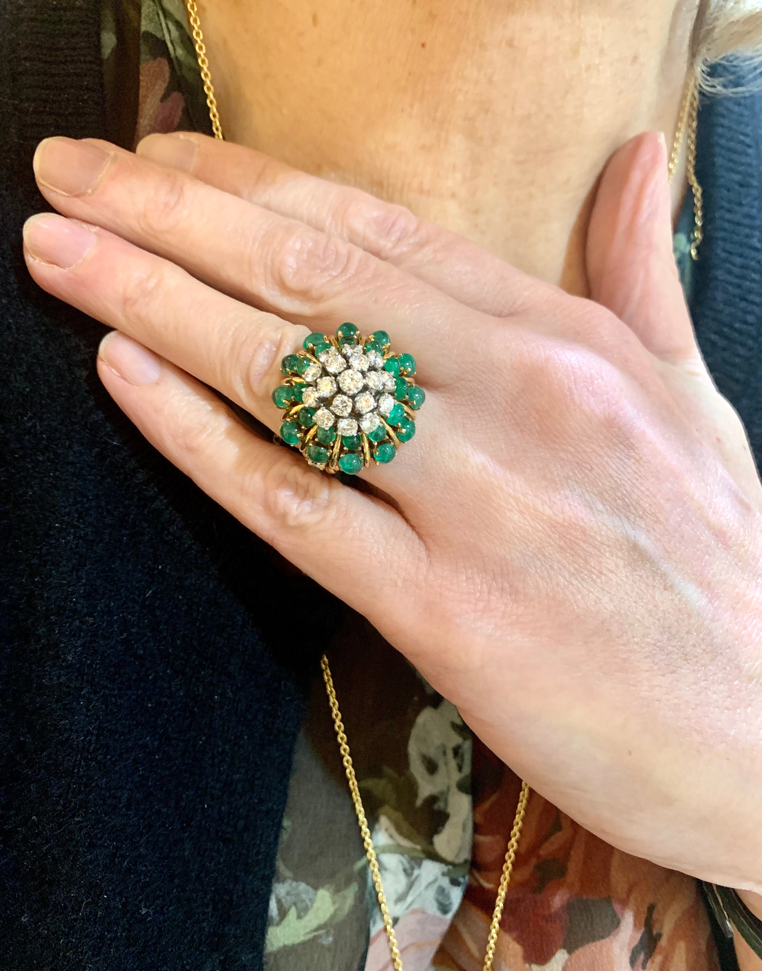 Bagues Cocktail Bague Retro Cabochon Emeraudes Diamants Or Jaune. Les Pierres de Julie