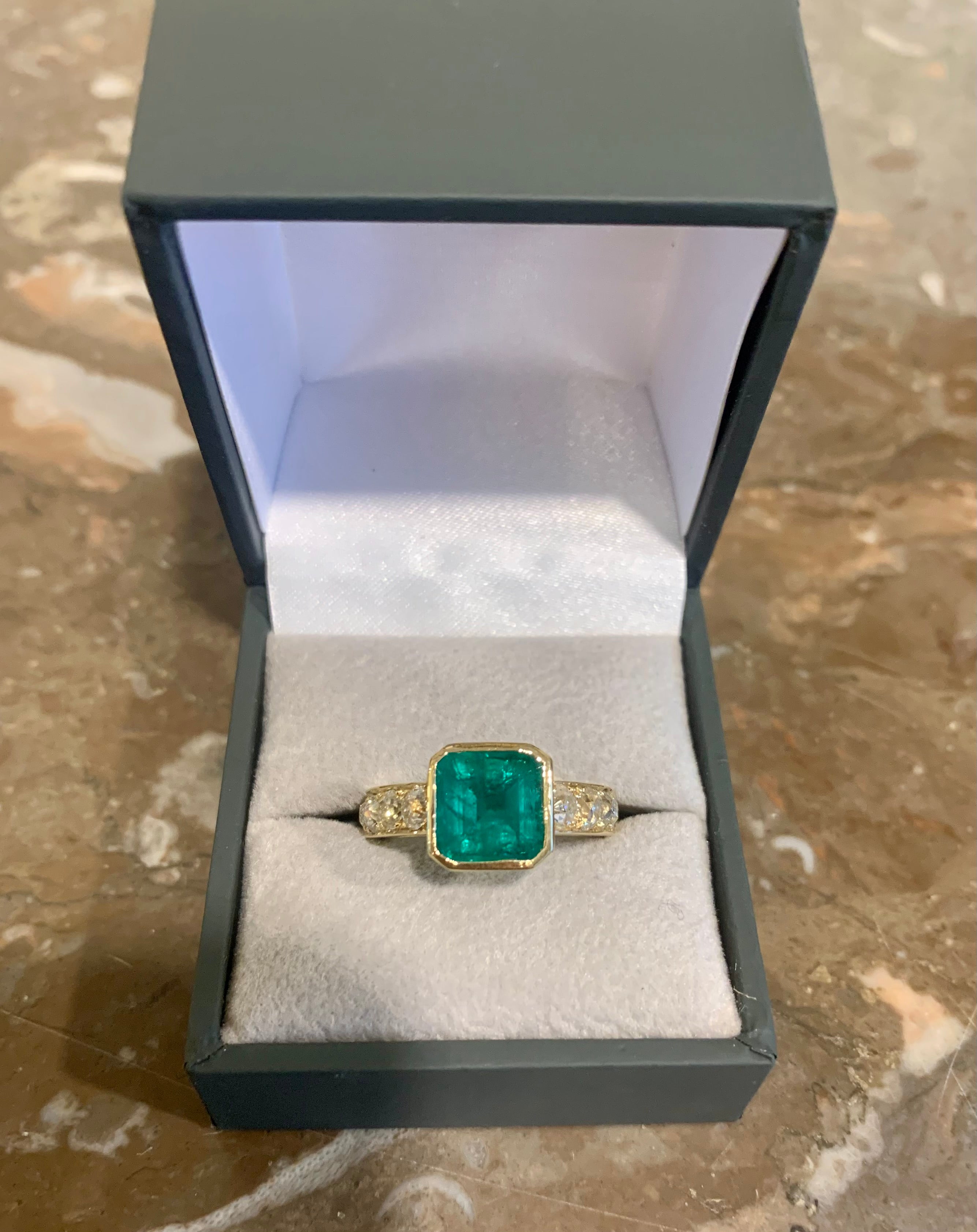 Bague Emeraude 2.73 Carats Diamants Or Jaune 18 Carats (Certificat)