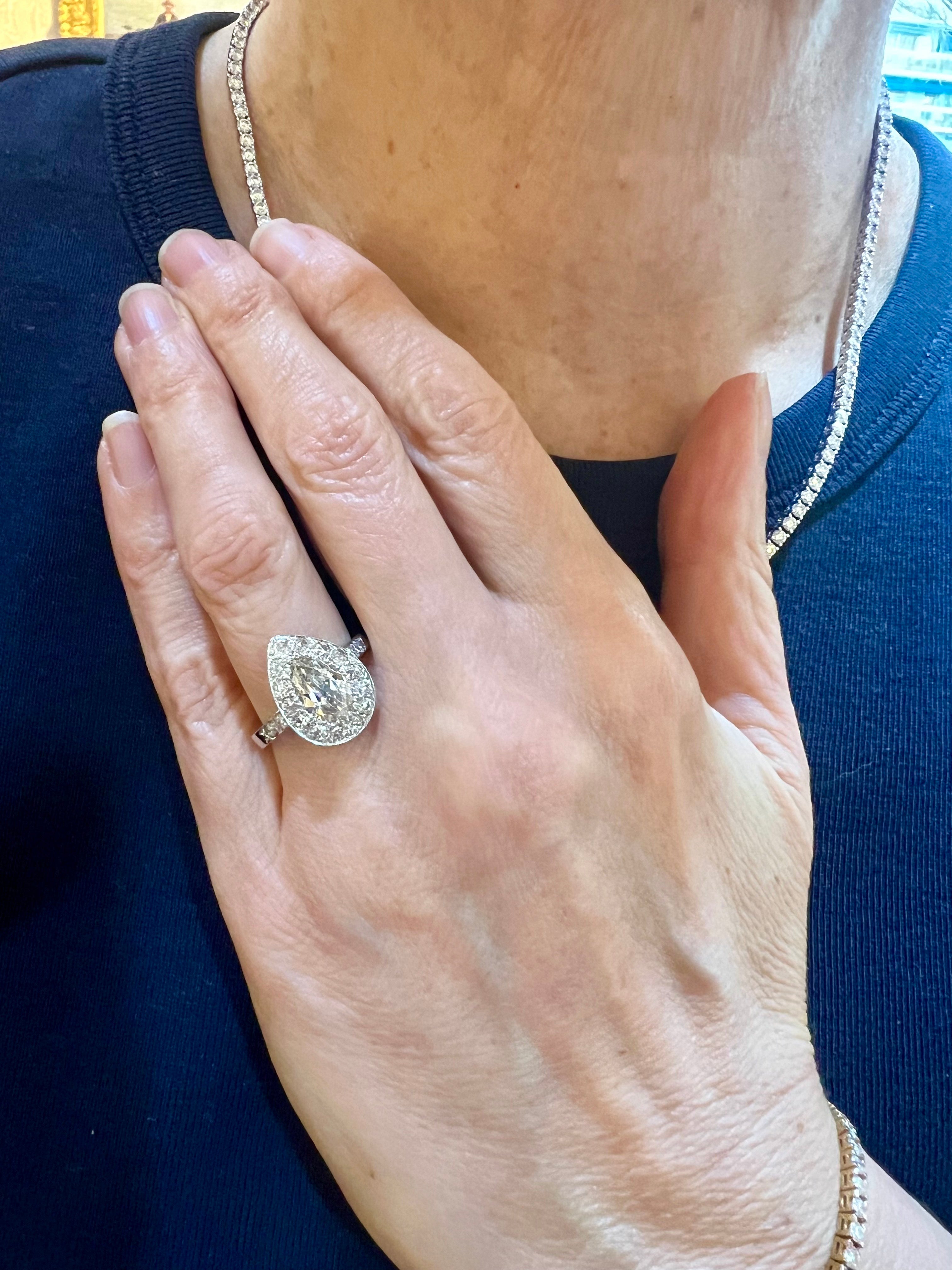 Bague Diamants Poire 1.90 Carats Platine Or Gris 18 Carats