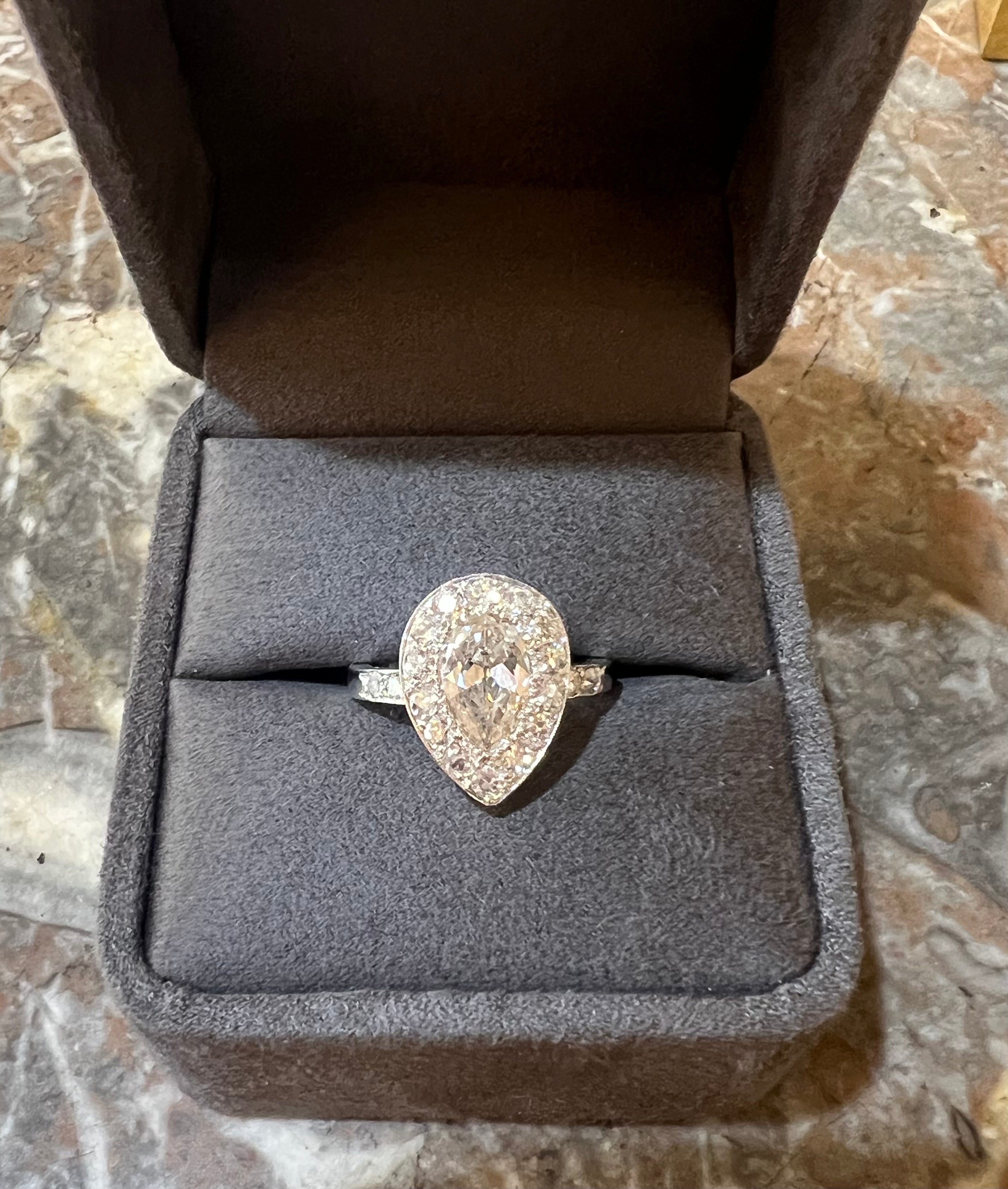 Bague Diamants Poire 1.90 Carats Platine Or Gris 18 Carats