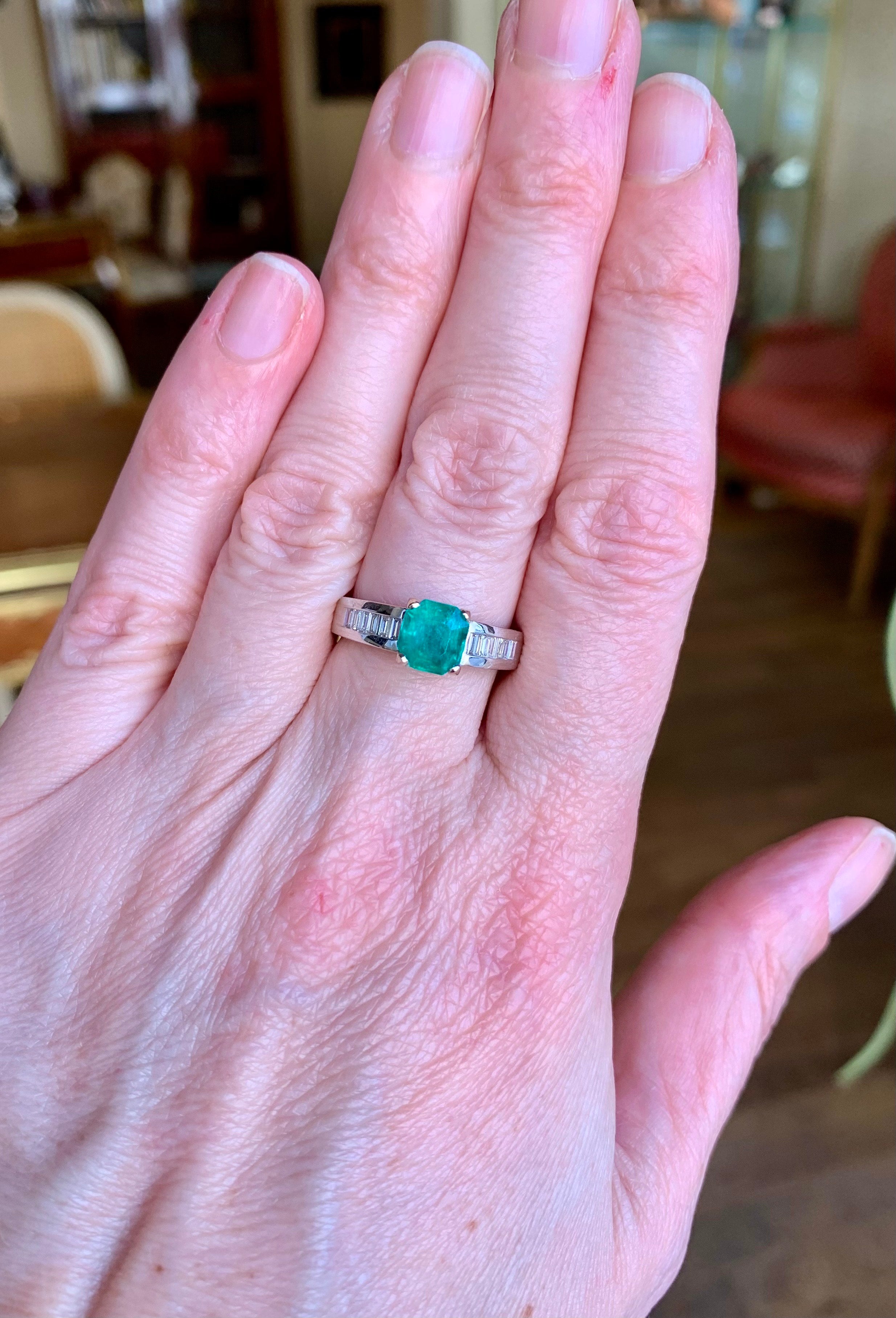 Certified 1.35 Carats Colombian Emerald Diamonds 18 Carats white Gold Ring