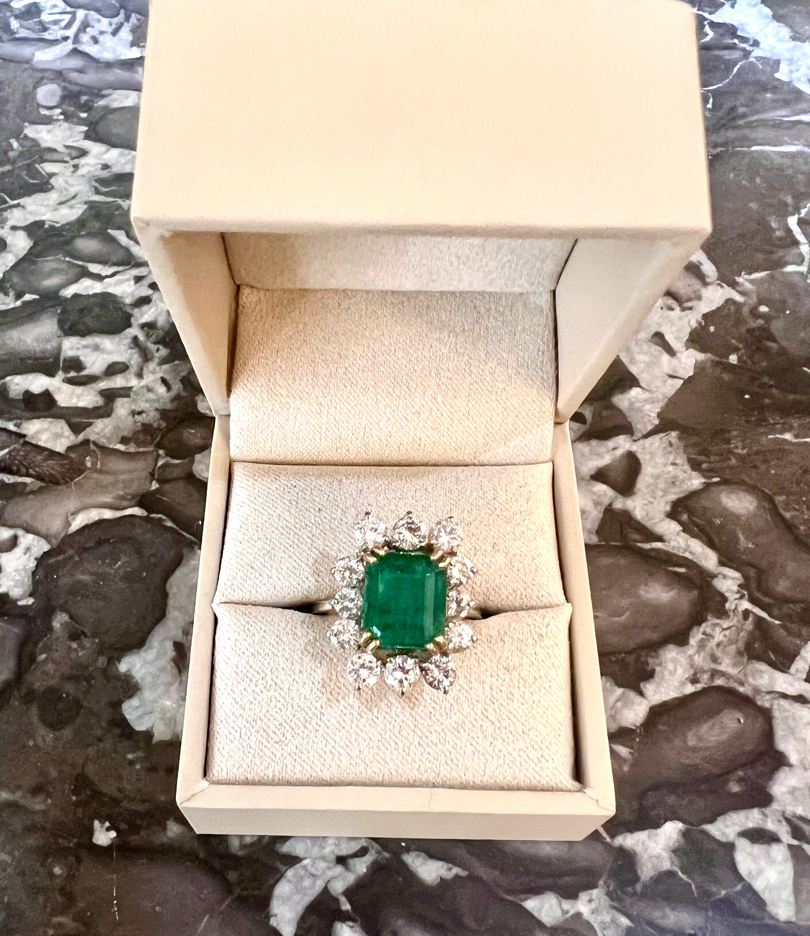 Bague Pompadour Emeraude Brésil 4.21 Carats Diamants Or Gris 18 Carats (Certificat)