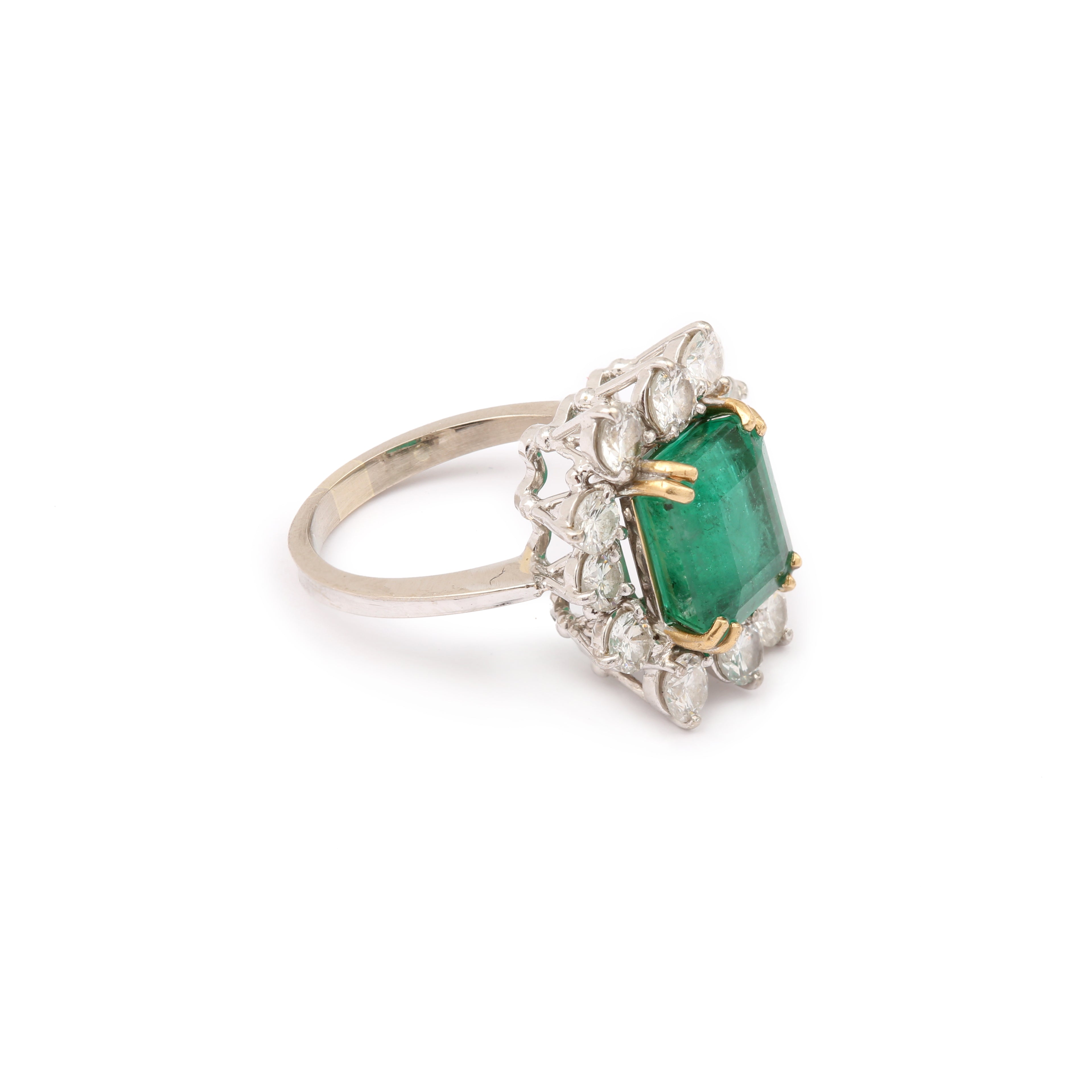 Bague Pompadour Emeraude Brésil 4.21 Carats Diamants Or Gris 18 Carats (Certificat)