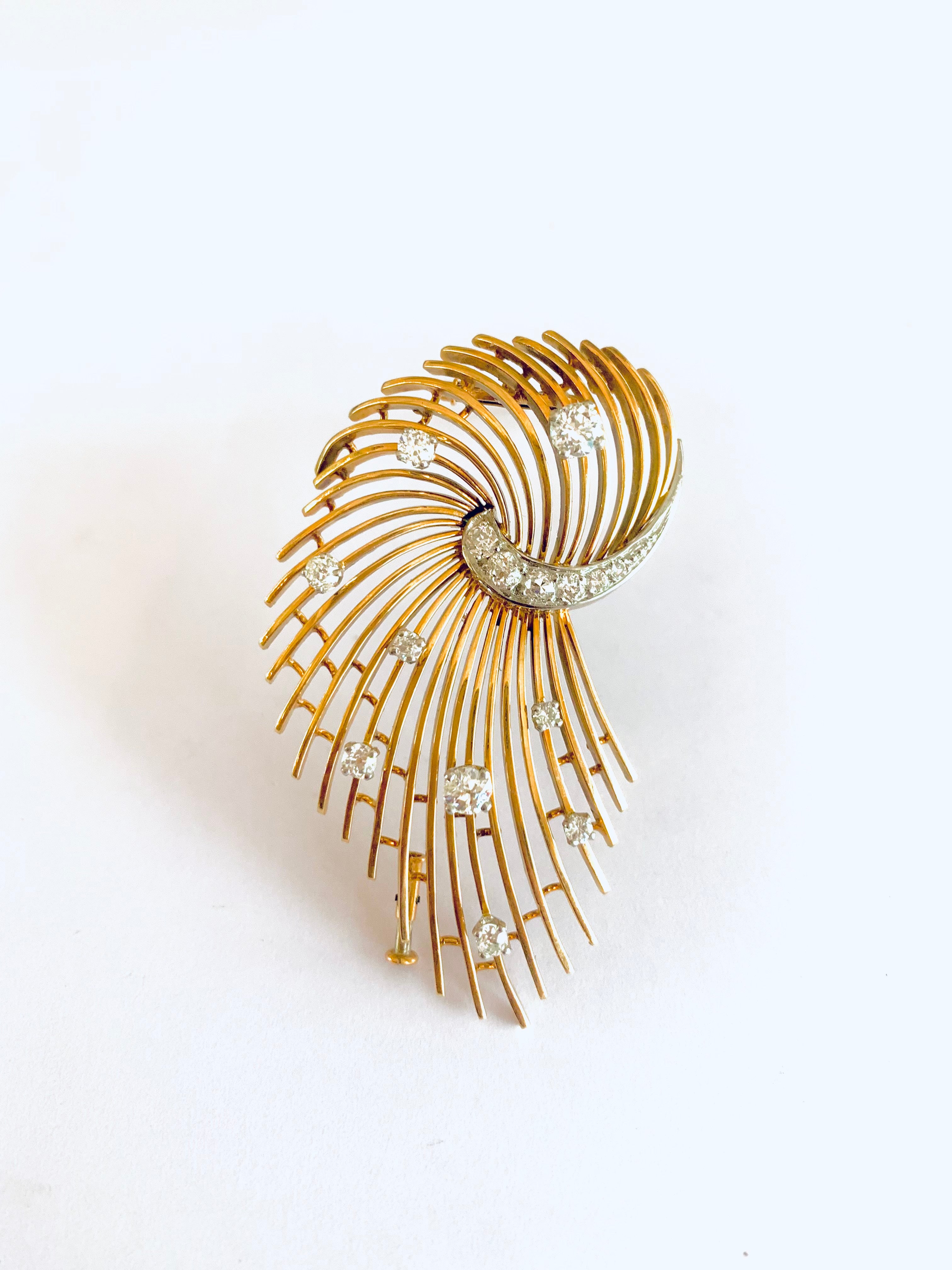 Broche Rétro Volute 1.30 Carats Diamants Or Jaune 18 Carats