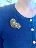 Broche Rétro Volute 1.30 Carats Diamants Or Jaune 18 Carats