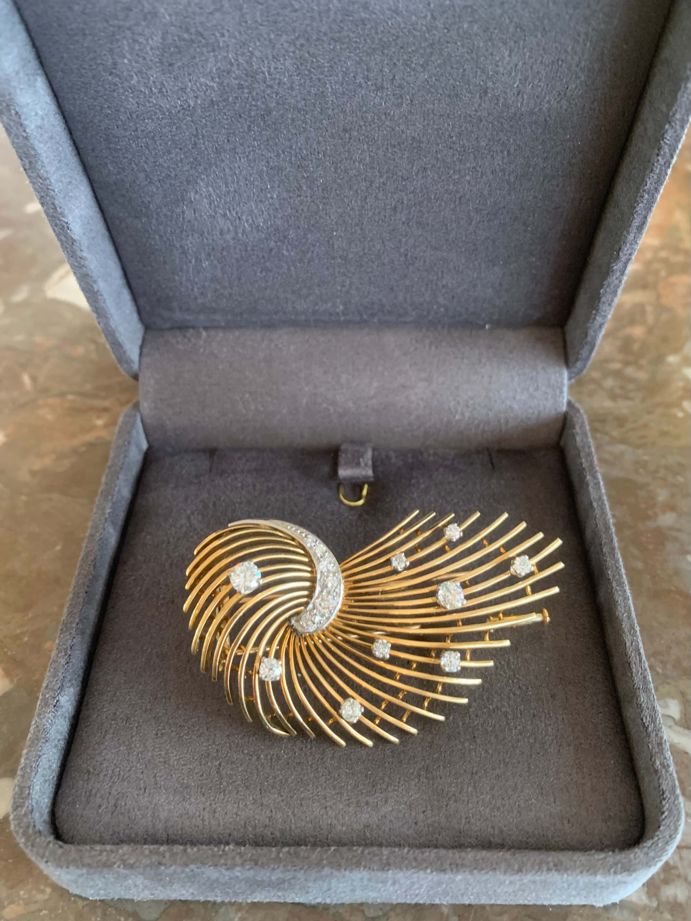 Broche Rétro Volute 1.30 Carats Diamants Or Jaune 18 Carats