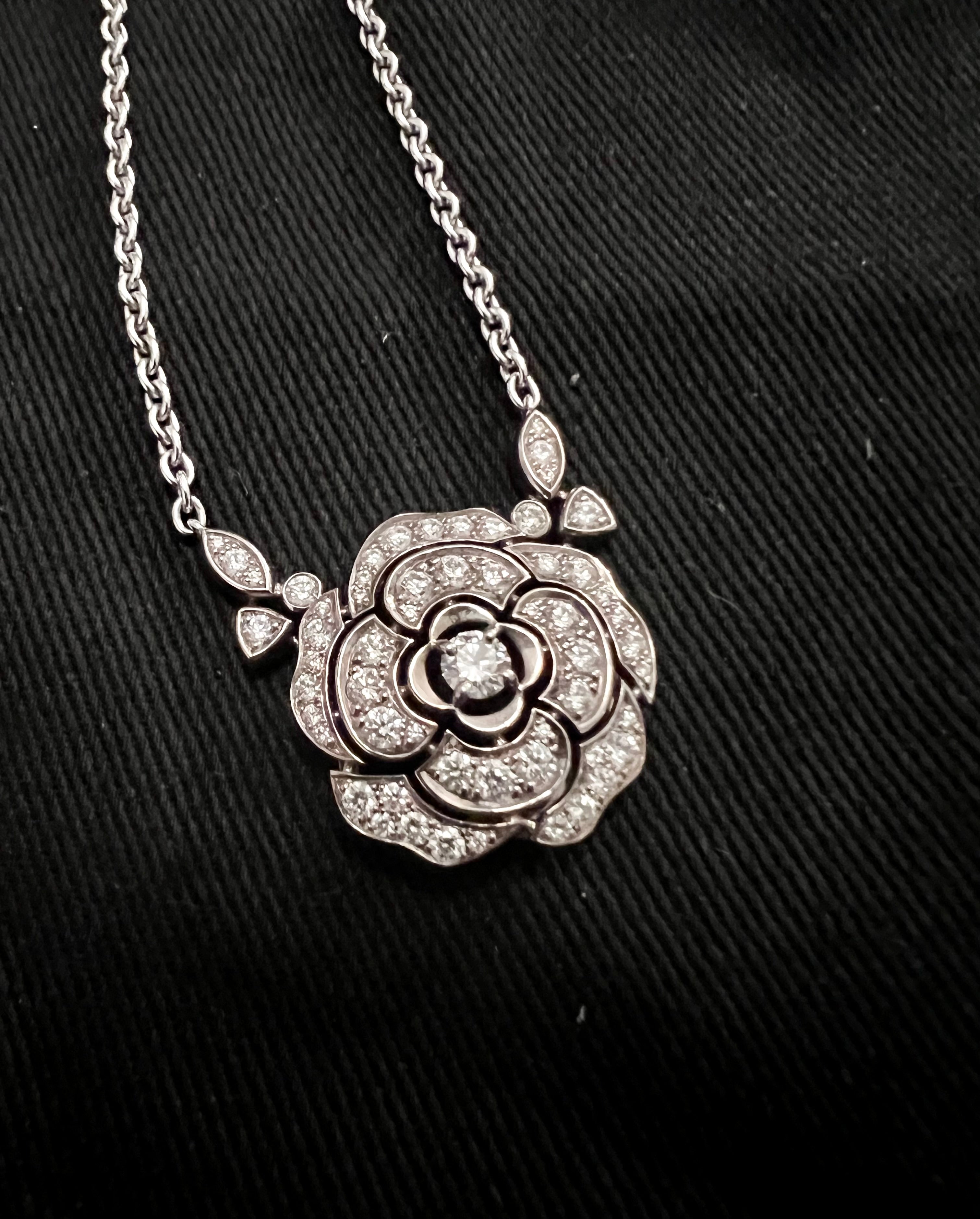 Collier Chanel Bouton de Camélia Grand Modèle Diamants Or Gris 18 Carats