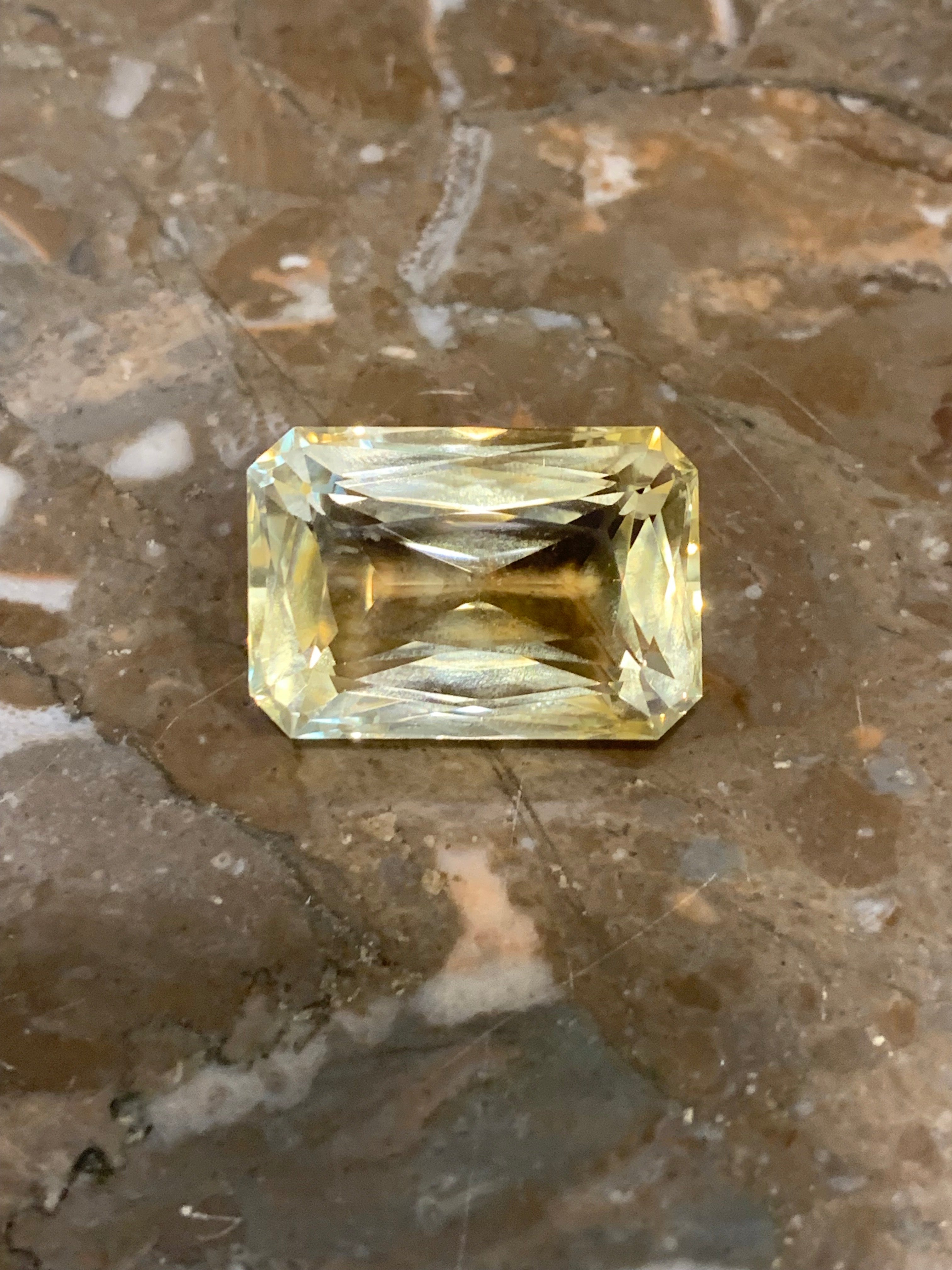 Citrine 46 Carats Taille Rectangle à Pans Coupés