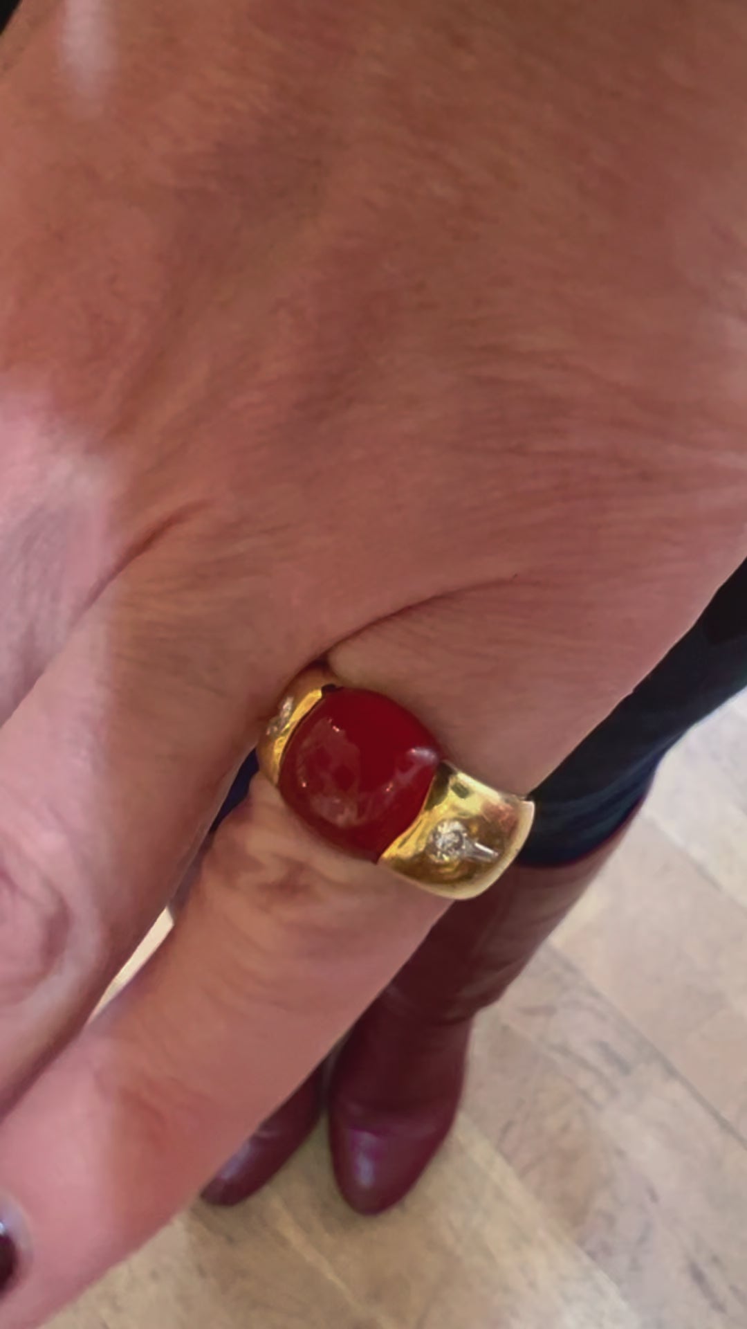 Bague Cabochon Opale de Feu Diamants Or Jaune 18 Carats