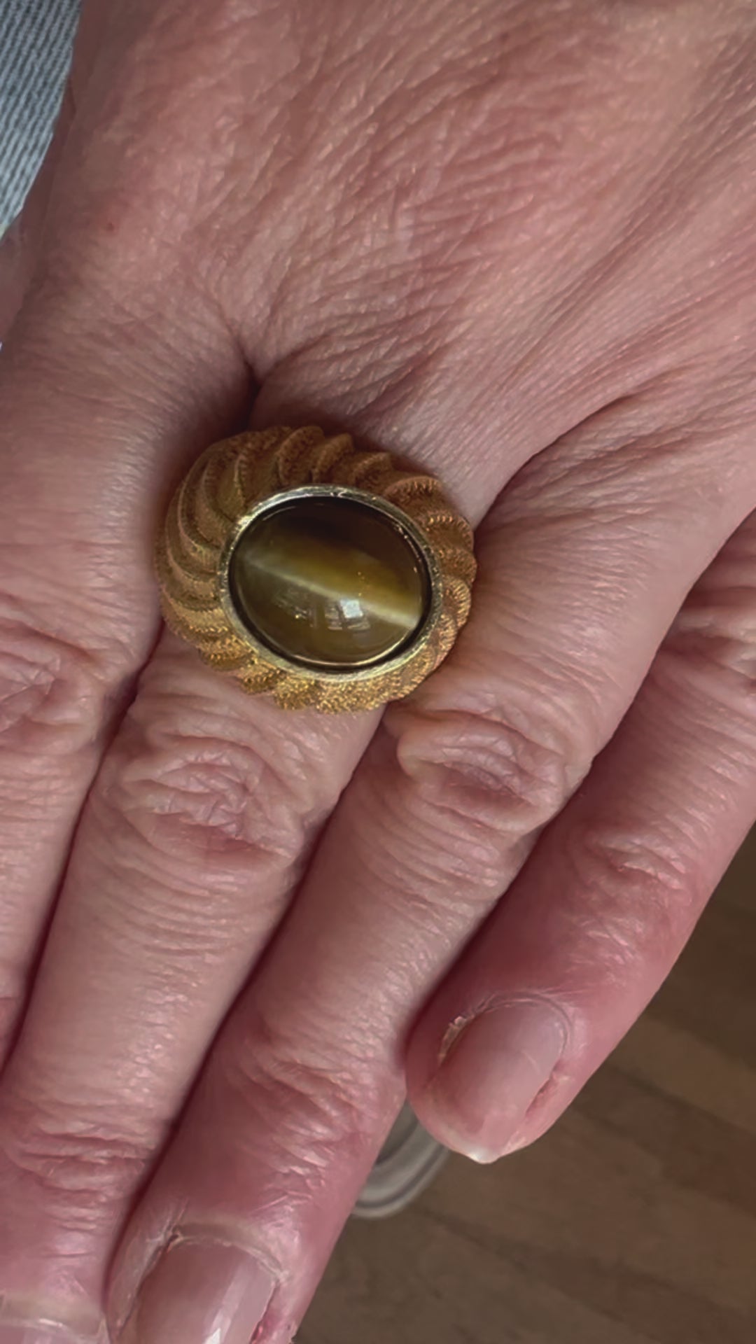 Bague Vintage Godronnée Chrysobéryl Œil de Chat Or Jaune 18 Carats