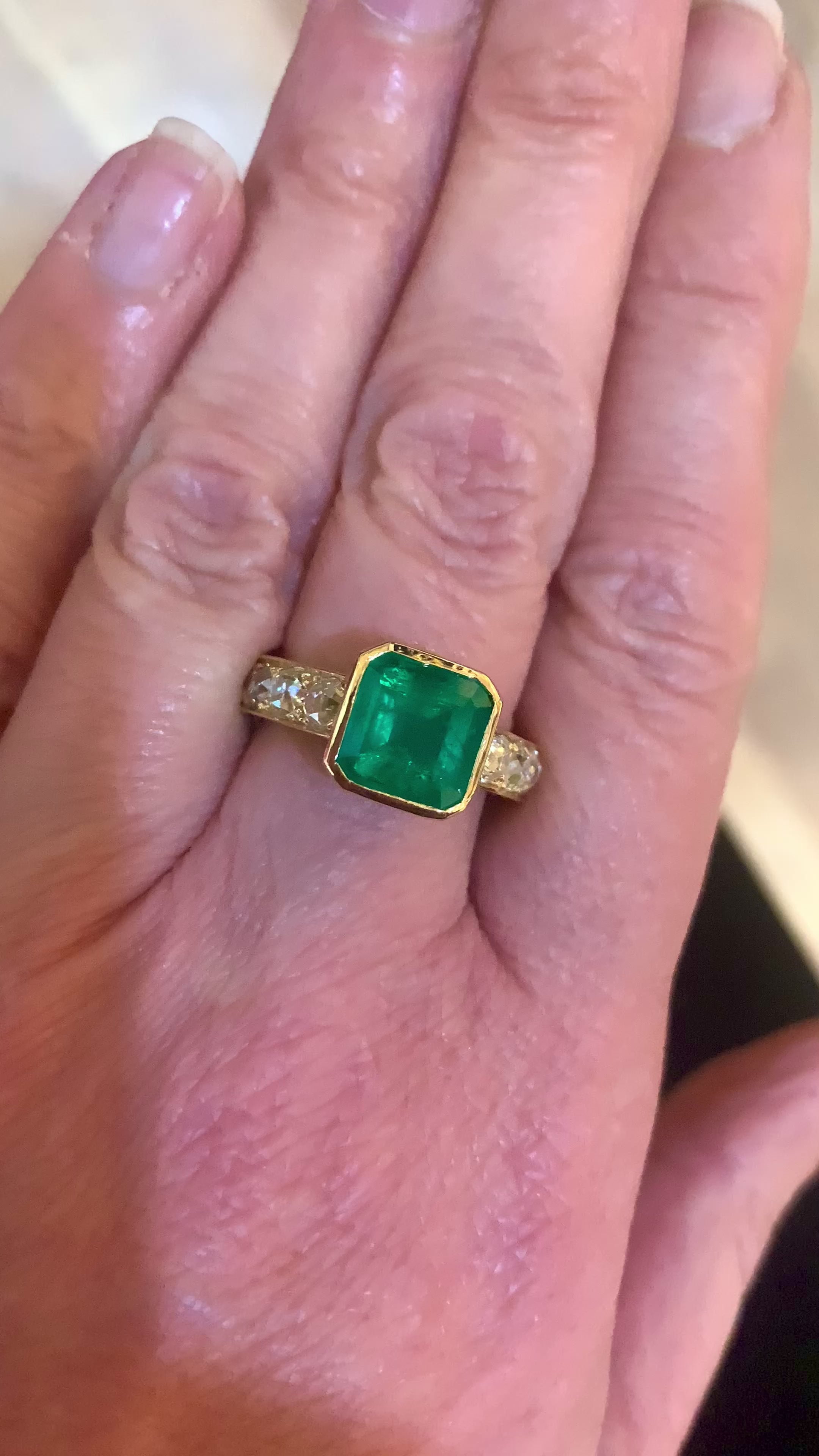 Émeraude Naturelle Brute De Colombie 2.76 Carats - Certifiée AIGS - Taille Ovale Excellente