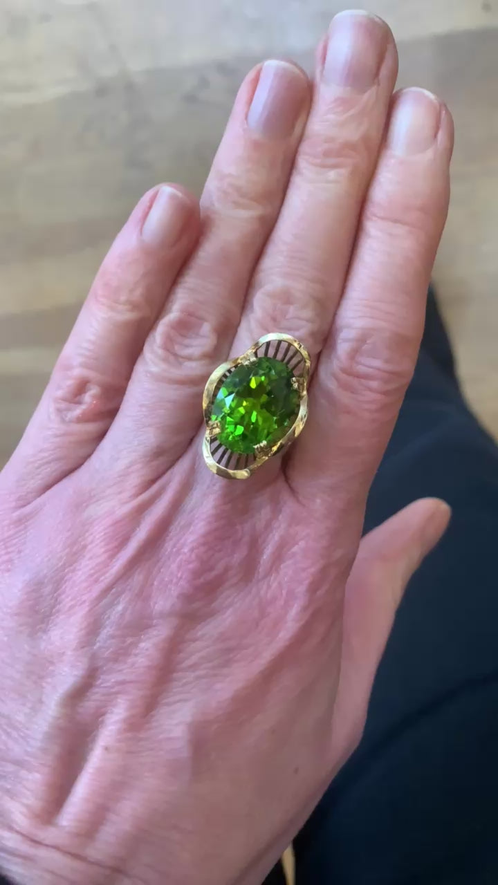 Bague Cocktail Péridot 13.86 Carats Or Jaune 18 Carats