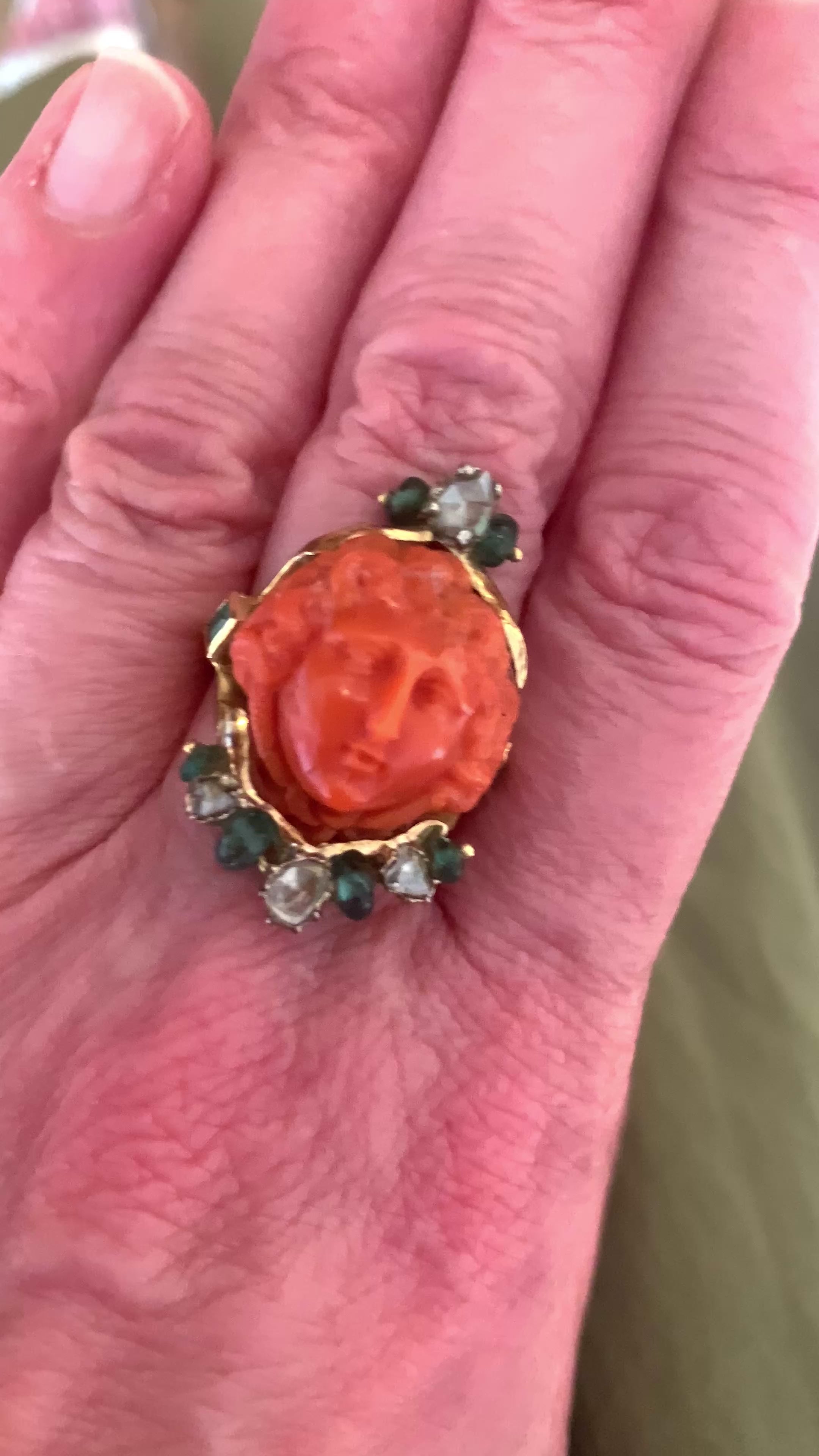 Bague Camée Corail Emeraudes Diamants Or Jaune 18 Carats