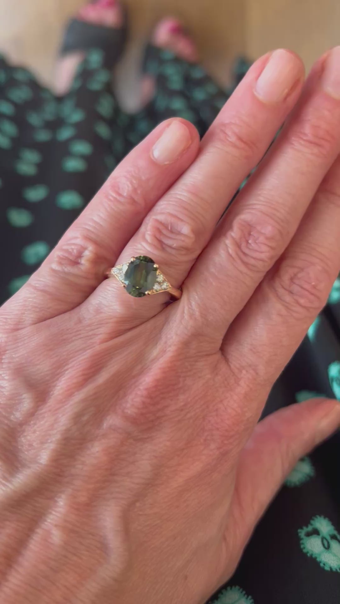 2.58 Carats Green Sapphire Diamonds Rose Gold Ring