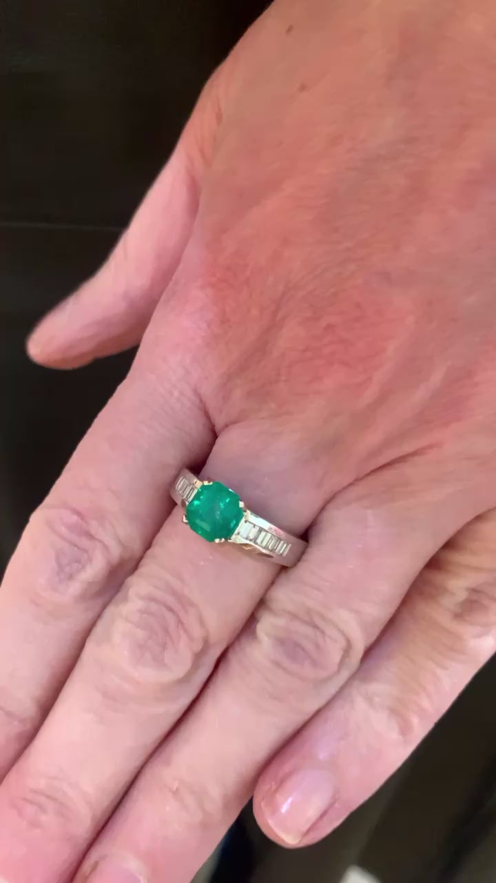 Certified 1.35 Carats Colombian Emerald Diamonds 18 Carats white Gold Ring