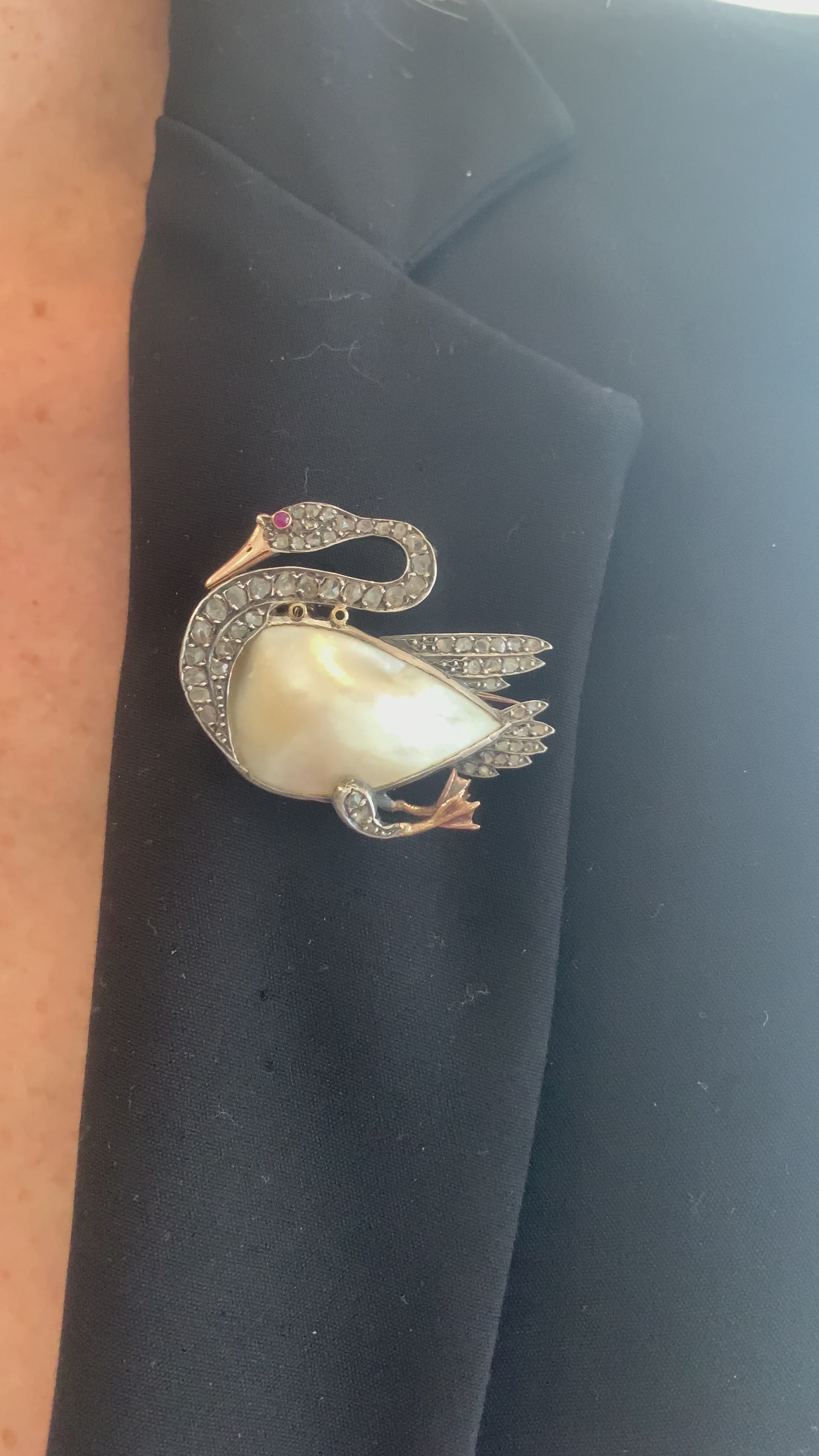 Broche Cygne Nacre Diamants Or Jaune & Gris 18 Carats