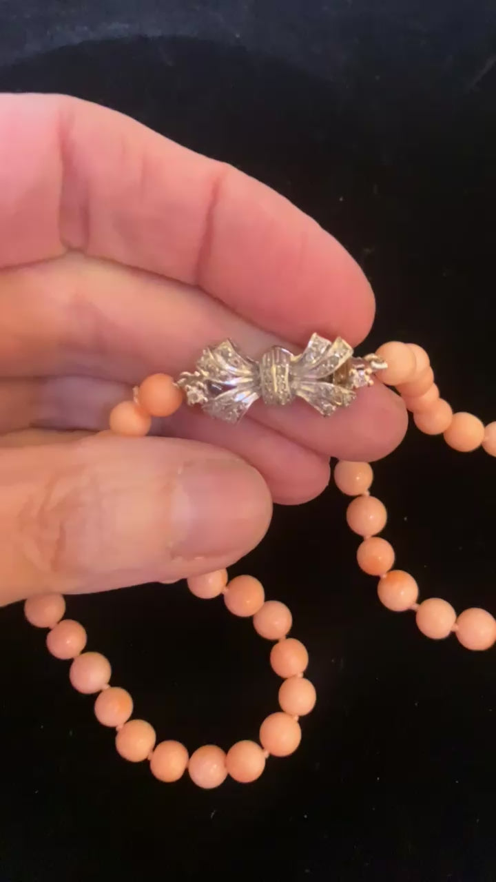 Collier Vintage Corail Peau d'Ange Diamants Or Gris 18 Carats