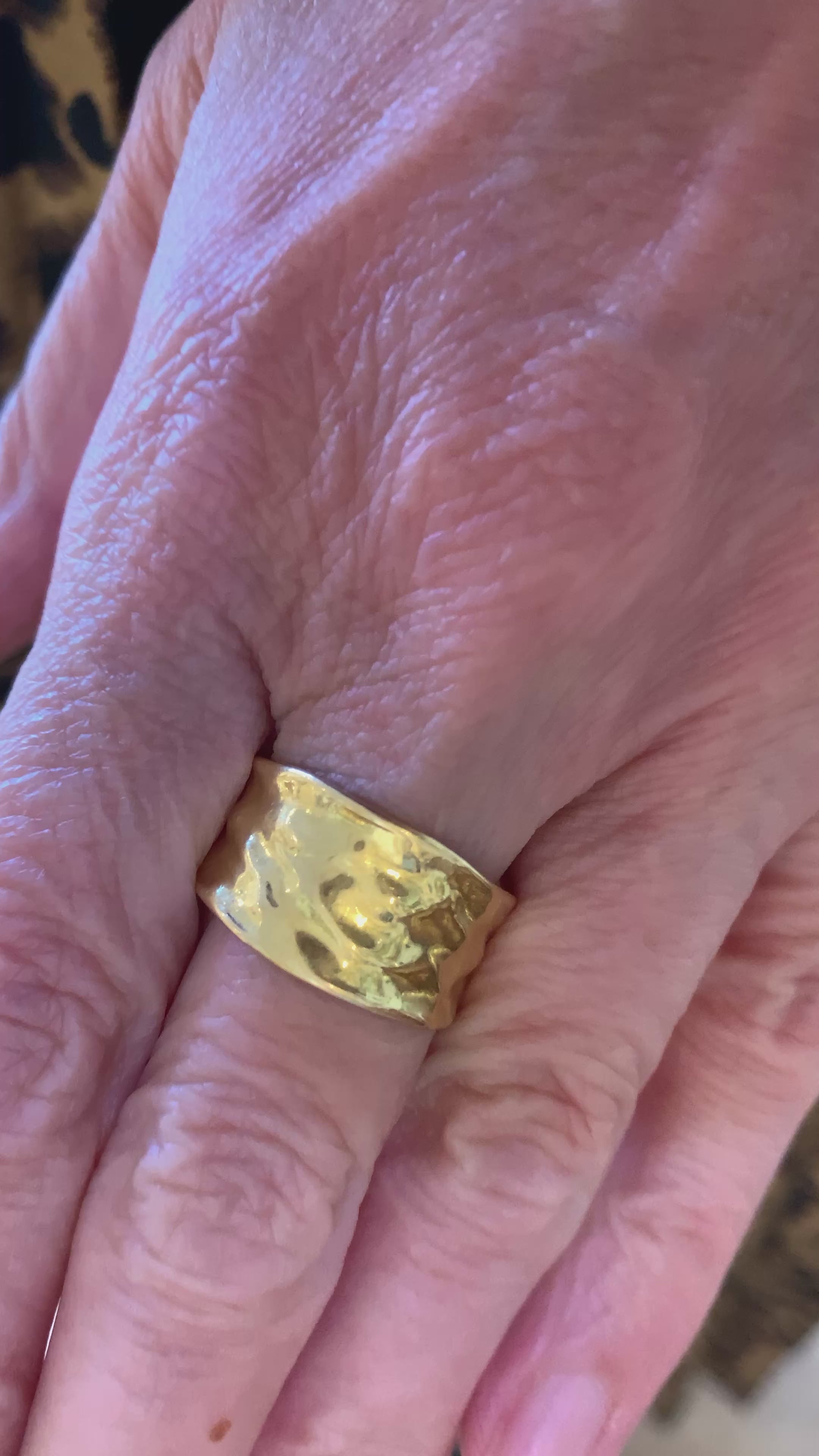 18 Carats Yellow Gold Textured Band Ring