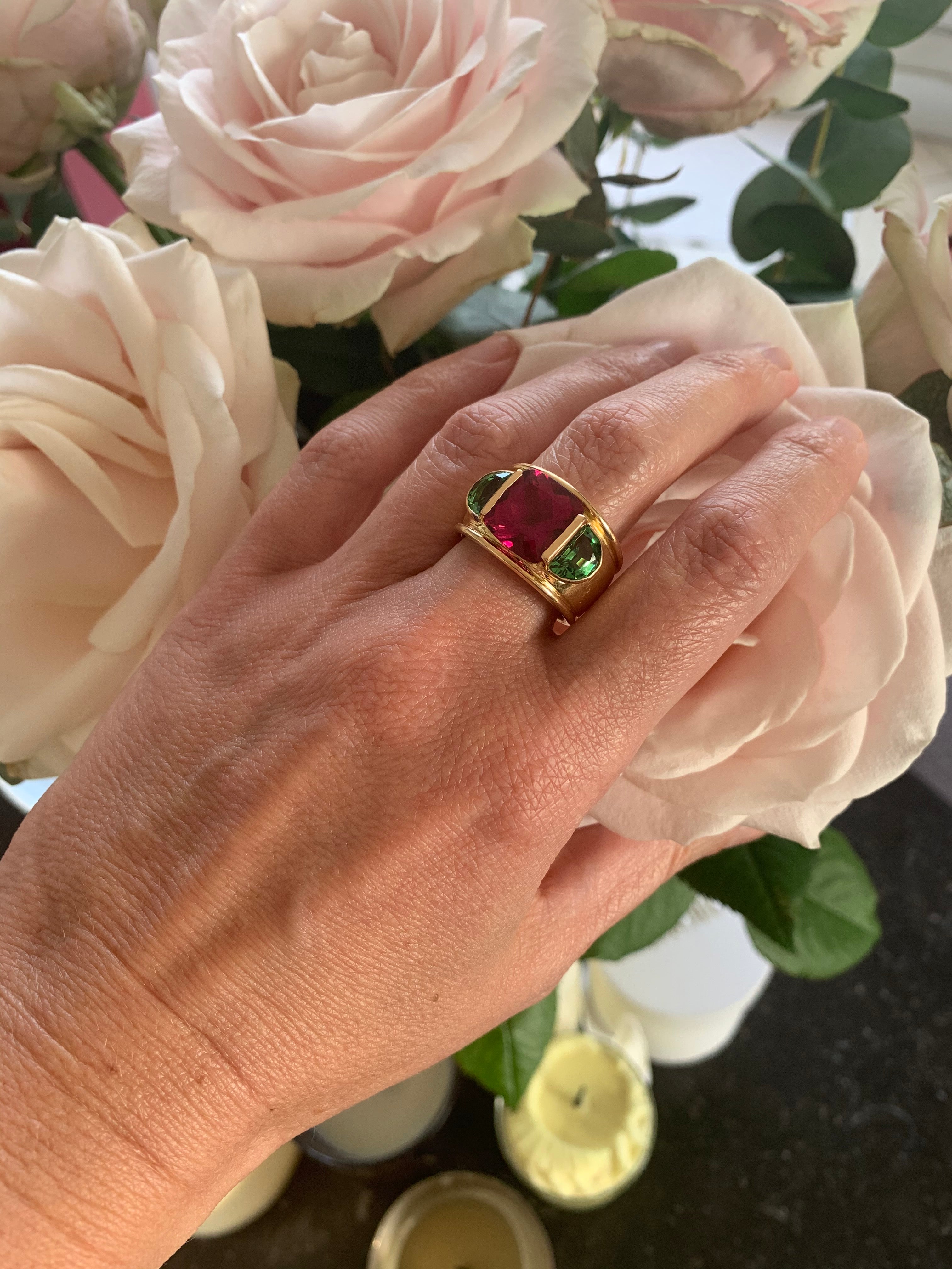 Bague Bandeau Rubellite Carrée 6 Carats et Tourmaline Vertes Or Jaune 18 Carats