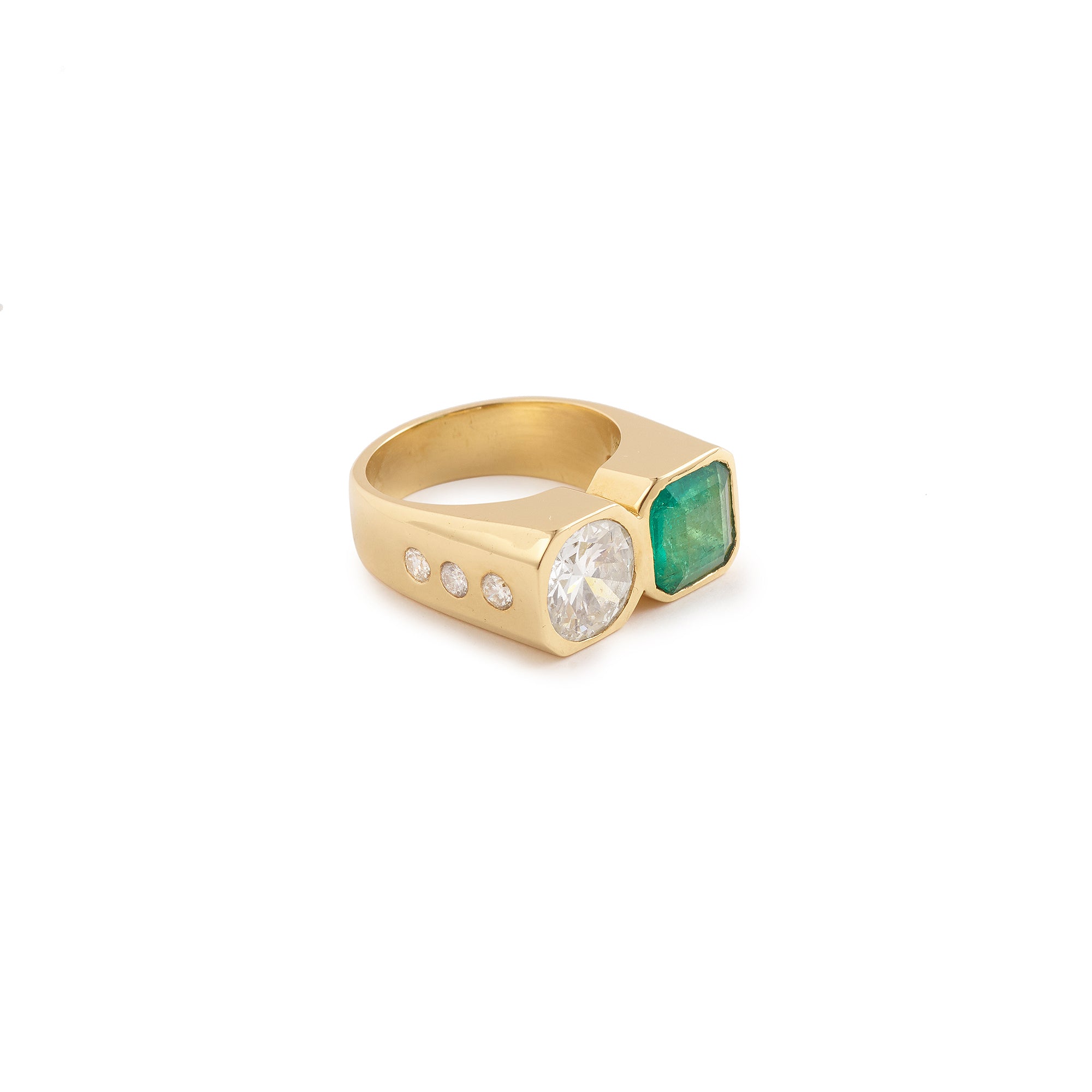 Certified 1.45 Carats Colombian Emerald & 2 Carats Diamond 18 Carats Yellow Gold Ring