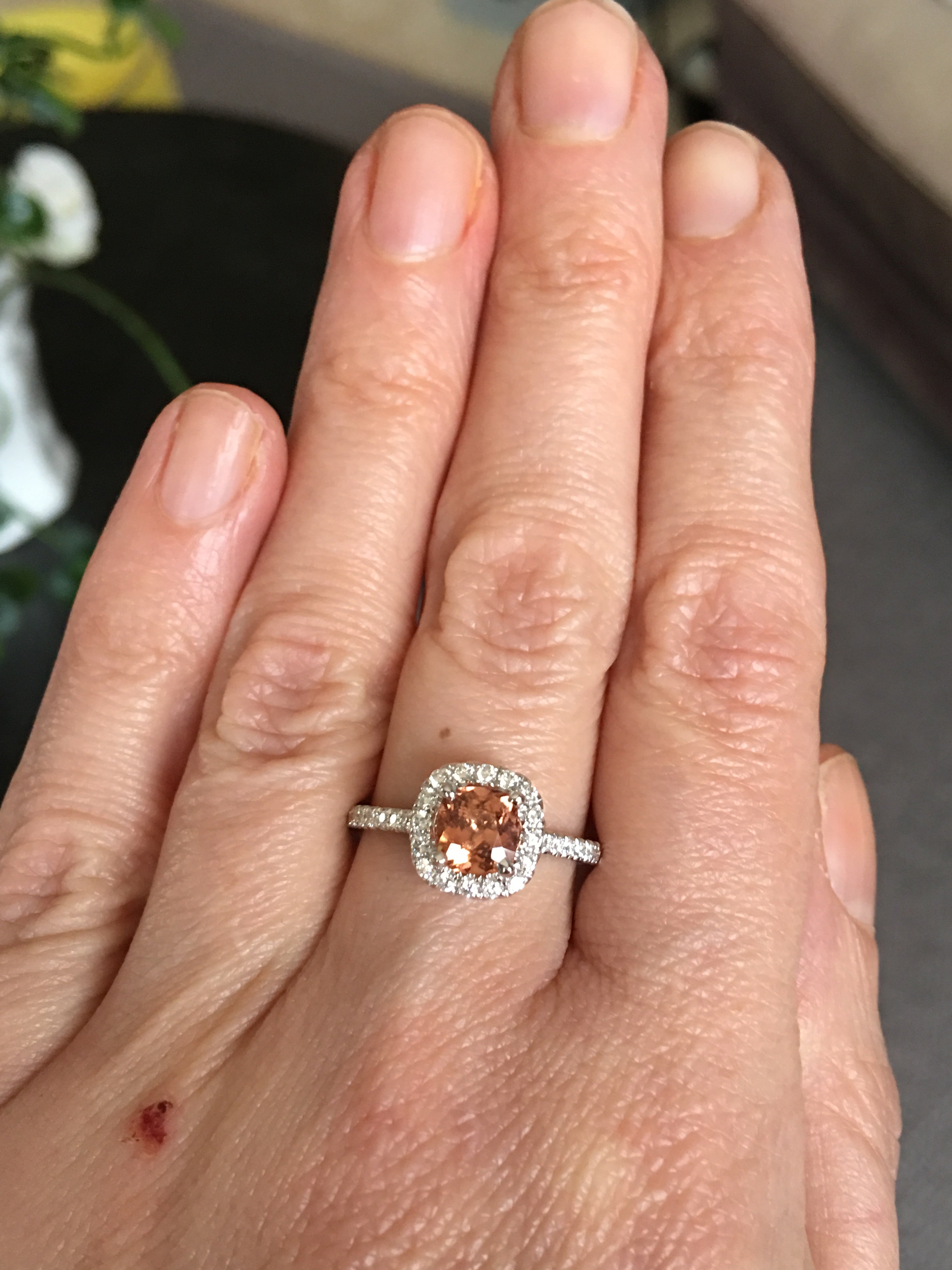 Bague Saphir Orange Coussin Non Chauffé 1,20 Carats Diamants Or gris 18 Carats. Certificat Gem Paris