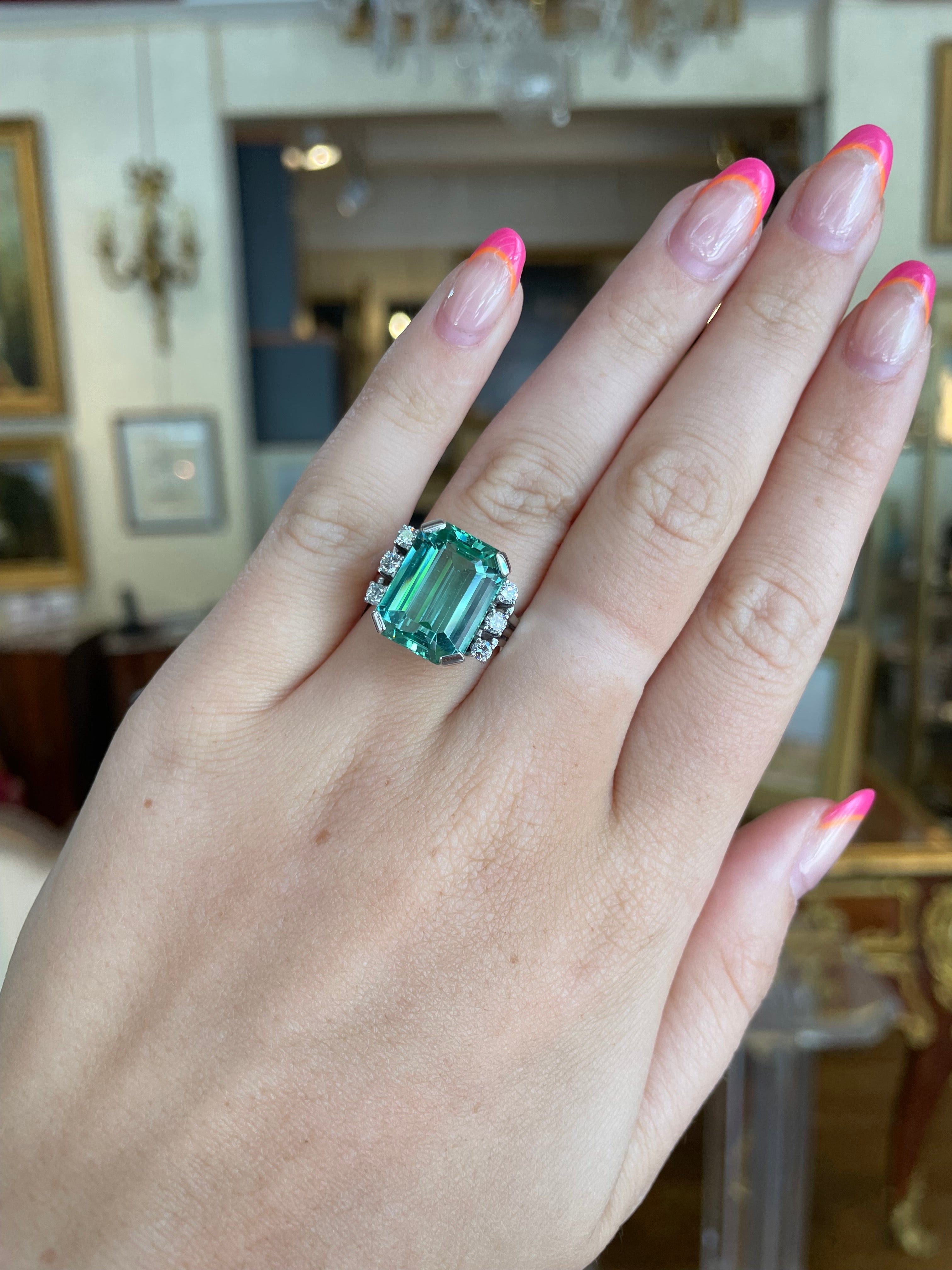 Vintage 9 Carats Green Tourmaline and Diamonds 18 Carat White Gold Ring 